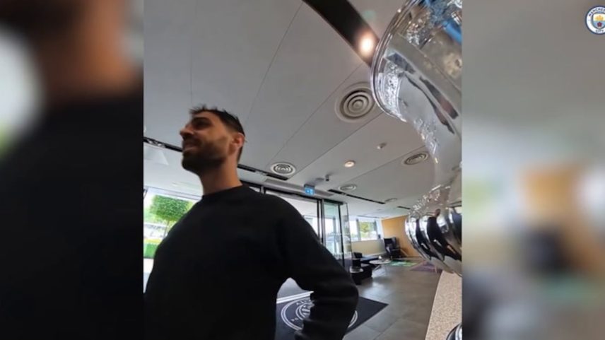 Manchester City guardam a FA Cup na sala de troféus