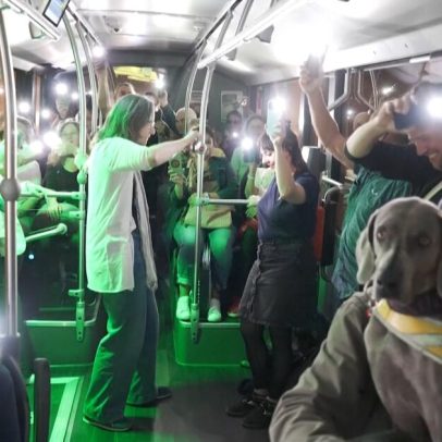Iniciativa transforma trajetos de ônibus em encontros interativos