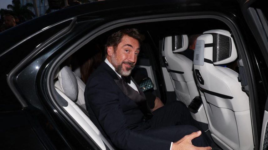 Javier Bardem dentro de carro antes de chegar ao Festival de Cannes em 16 de maio de 2026.