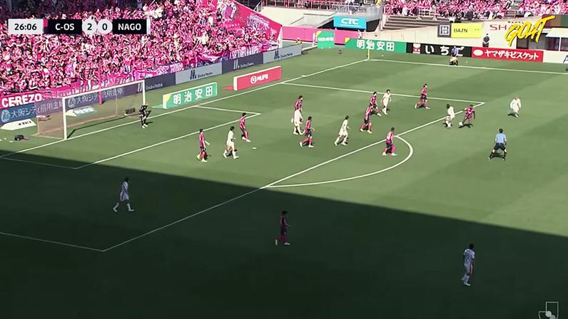 Imagem do jogo com destaque para a defesa do goleiro Kosukenakamura.