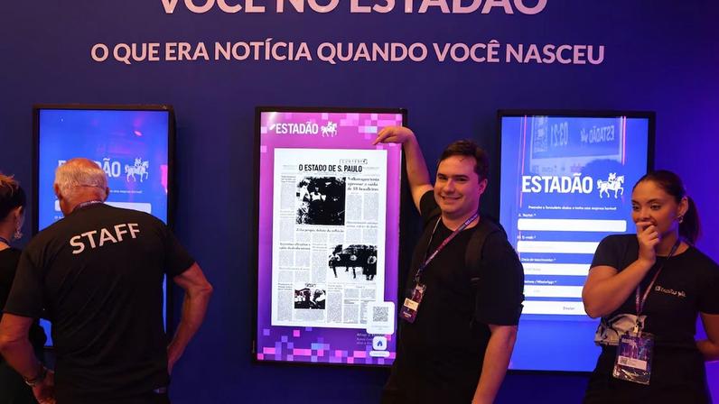Otávio Greco Romano com a capa de 3 de setembro de 1990 no estande do Estadão no SPIW. Foto: Tiago Queiroz/Estadão