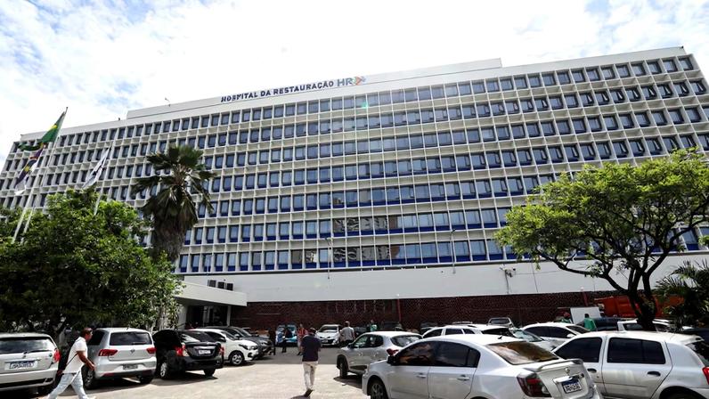 Denúncias incluem desabamento de teto no Hospital da Restauração e superlotação na rede pública