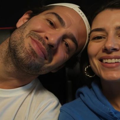Filho de Alexandre Pato brinca com a mãe em praia de São Paulo