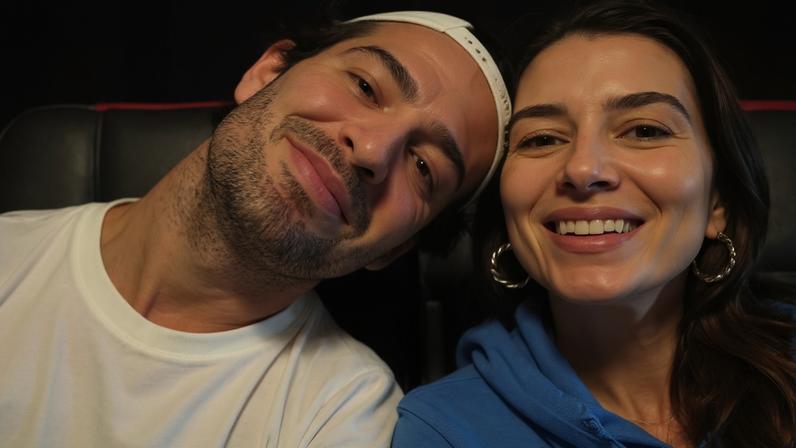 Filho de Alexandre Pato brinca com a mãe em praia de São Paulo