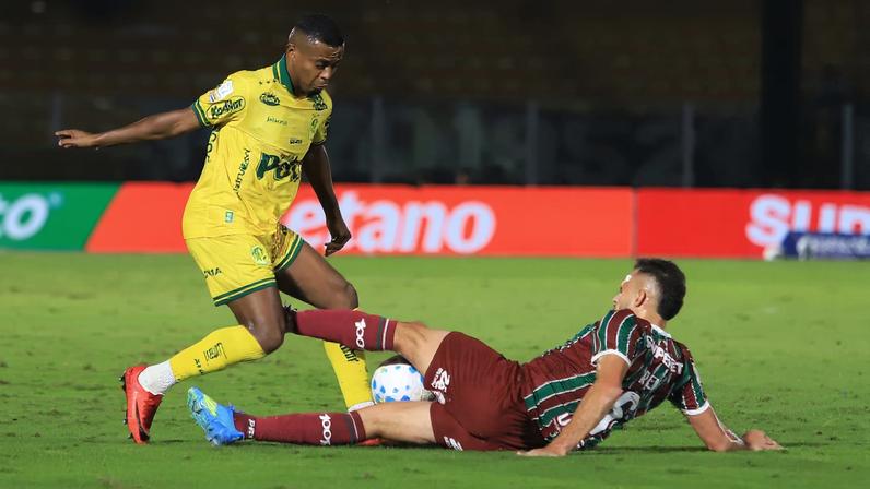 Carlos Eduardo, do Mirassol, disputa bola com Renê, do Fluminense, no Brasileirão 2026