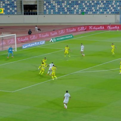 Al Okhdood vence Al Khaleej por 2 a 1, com gol de Khaled Narey