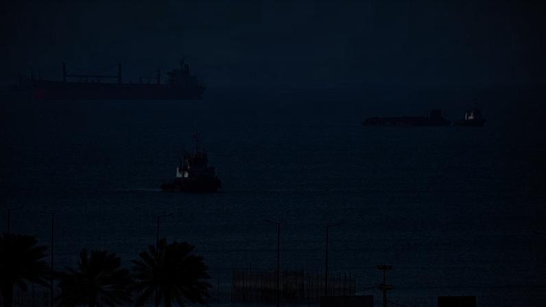 Agência iraniana informou ataques de mísseis a embarcação de patrulha dos Estados Unidos no Estreito de Ormuz, aumentando as tensões em relação ao conflito