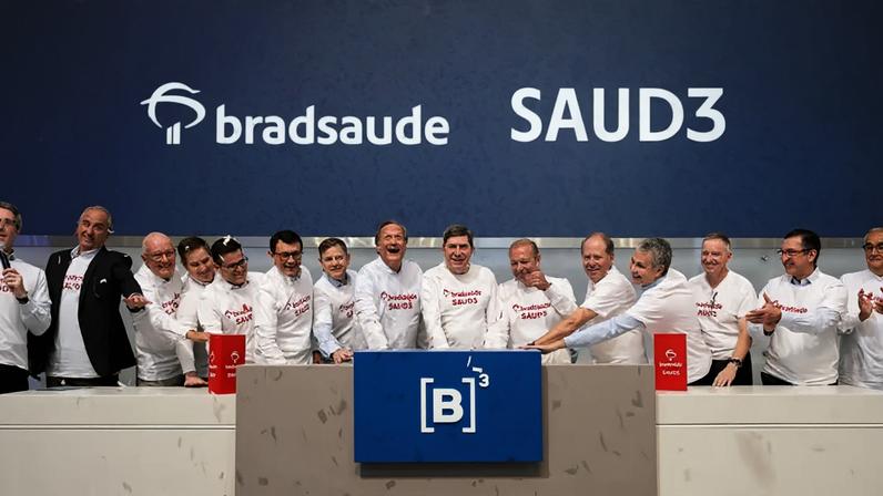 Bradsaúde estreou na B3 em 5 de maio, em operação de IPO reverso que reuniu na antiga Odontoprev todos os ativos de saúde do Bradesco. A holding nasceu com receita estimada de R$ 52 bilhões e lucro líquido próximo de R$ 3,6 bilhões.