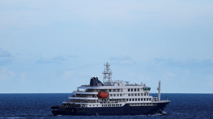 Presidente da Espanha vai reunir-se com diretor da OMS após evacuação de navio