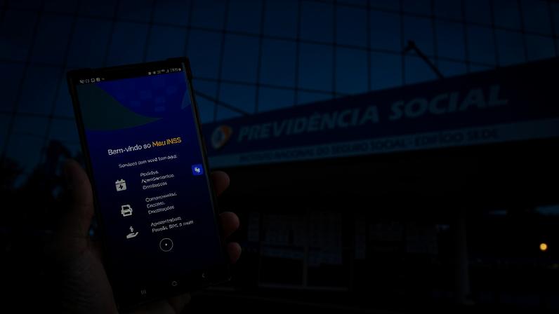 Fachada da Previdência Social e acesso digital aos serviços do INSS pelo aplicativo Meu INSS - Metrópoles