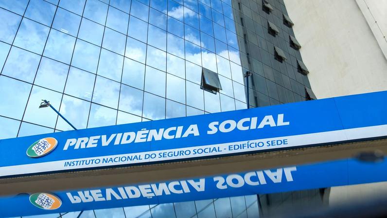 Fachada da Previdência Social e acesso digital aos serviços do INSS pelo aplicativo Meu INSS - Metrópoles