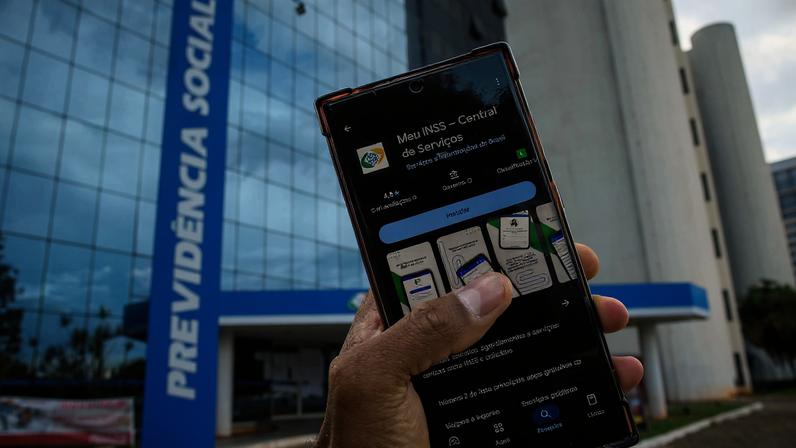 Fachada da Previdência Social e acesso digital aos serviços do INSS pelo aplicativo Meu INSS - Metrópoles