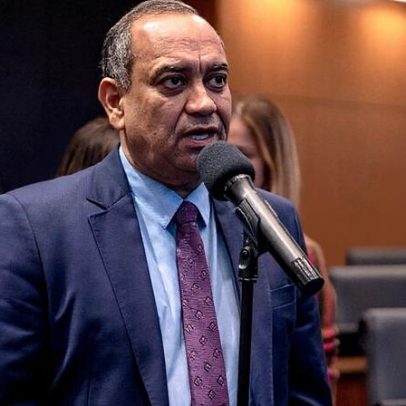 Carro do deputado Max Lemos é atingido por tiros em Duque de Caxias
