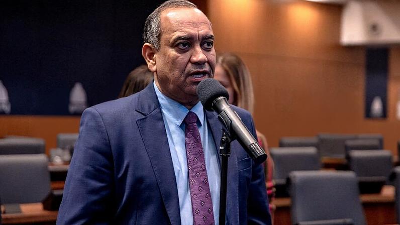 O deputado Max Lemos estava no veículo junto com sua equipe no momento dos disparos, retornando ao Rio depois de compromissos em Miracema. O automóvel era blindado e ninguém se feriu