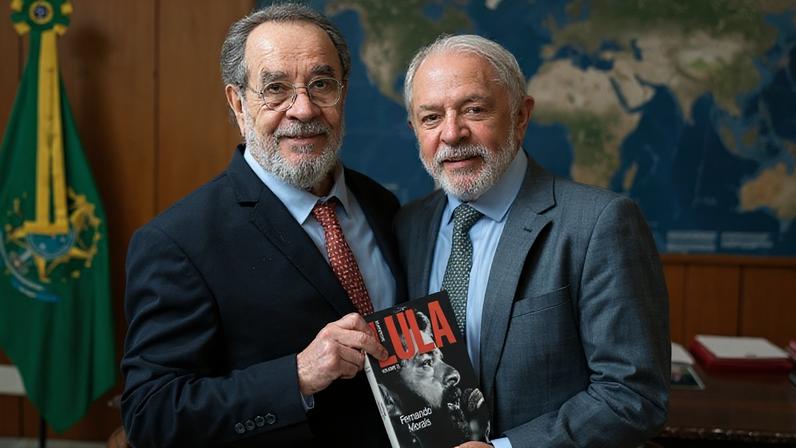 O presidente Lula (à direita) recebeu em 7 de abril do jornalista e escritor Fernando Morais um exemplar do 2º volume de sua biografia, no Palácio do Planalto