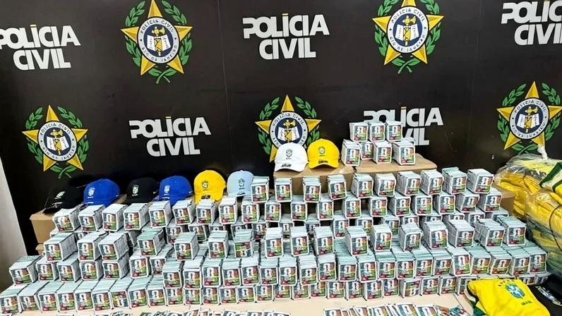 Os policiais localizaram as figurinhas falsas no compartimento de carga do veículo