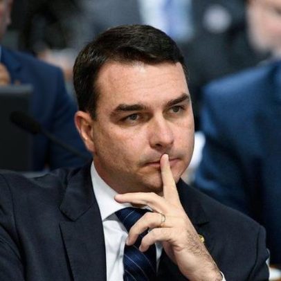 Flávio Bolsonaro viaja para reunião com Trump durante crise envolvendo Vorcaro