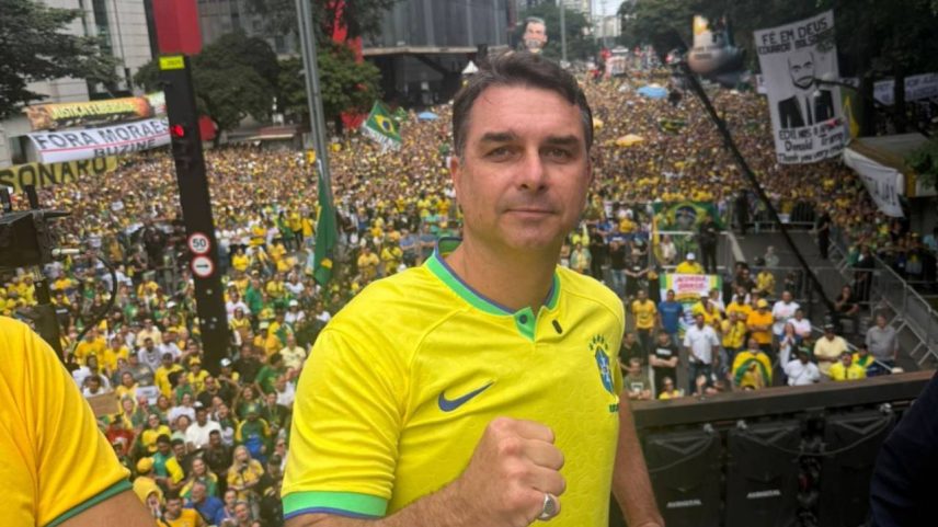 Flávio Bolsonaro usando colete à prova de balas em manifestação bolsonarista na Avenida Paulista