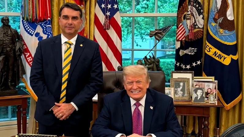 Flávio Bolsonaro e Donald Trump na Casa Branca