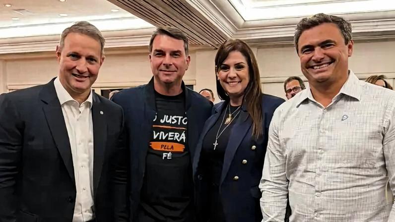 Flávio Bolsonaro e Simone Marquetto tiram foto em lançamento da pré-candidatura de Guilherme Derrite ao Senado (Reprodução/Instagram Simone Marquetto)