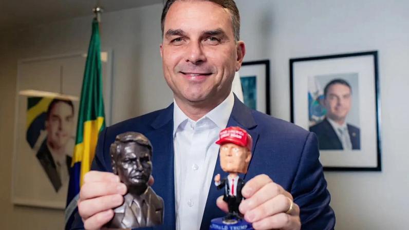 O senador Flávio Bolsonaro (PL-RJ), com bonequinhos de Jair Bolsonaro e Donald Trump (X-Flávio Bolsonaro/Reprodução)