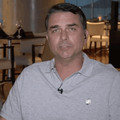 Flávio Bolsonaro afirma que será presidente, não o pai, se eleito