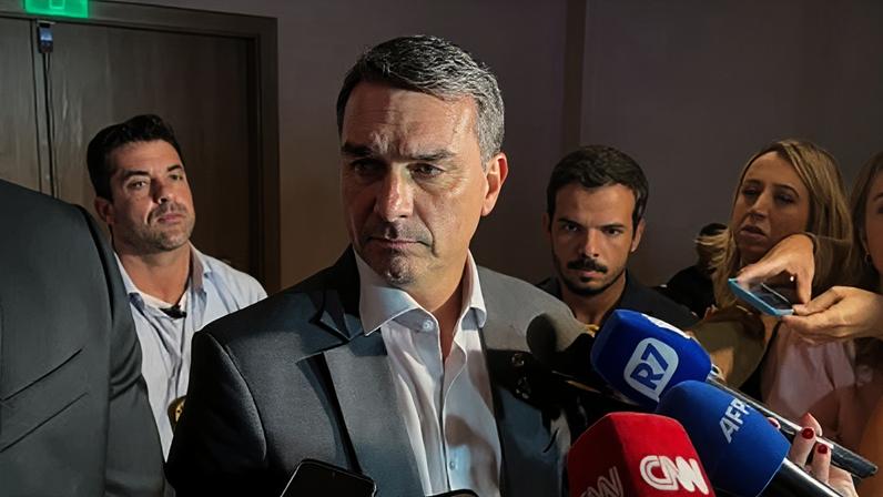Flávio Bolsonaro em almoço com empresários no Rio de Janeiro