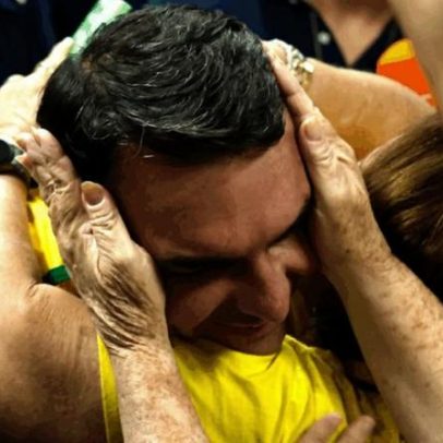 Flávio Bolsonaro retorna dos EUA e recebe apoio em Brasília
