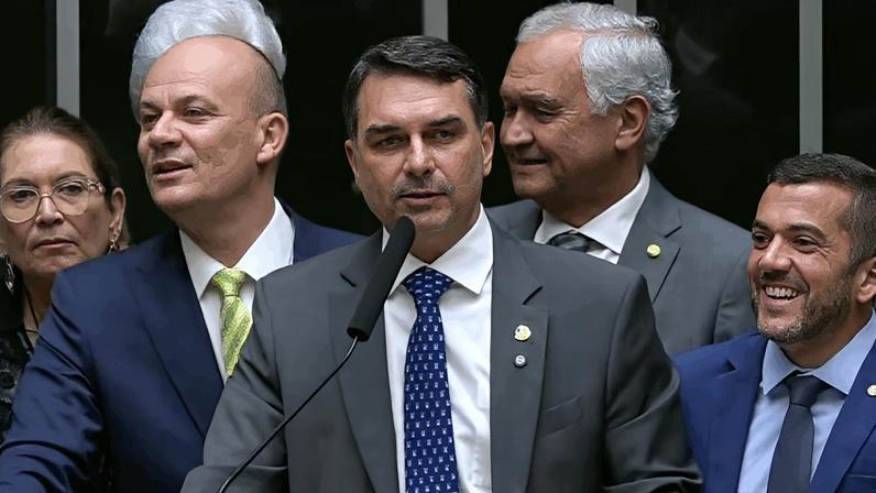 Ao lado de apoiadores, Flávio disse que a esquerda “tem medo” das investigações sobre o caso Master