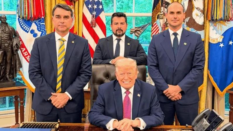 Na imagem, Flávio Bolsonaro (PL-RJ) em encontro com Donald Trump (Partido Republicano) na Casa Branca, em Washington
