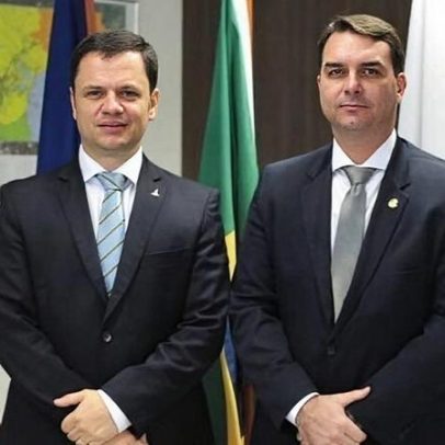 Flávio Bolsonaro visita Anderson Torres na Papuda