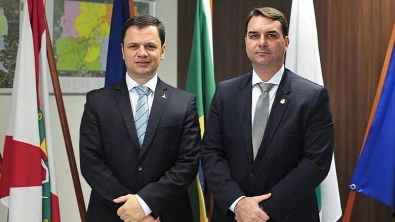 Flávio Bolsonaro visita Anderson Torres na Papuda