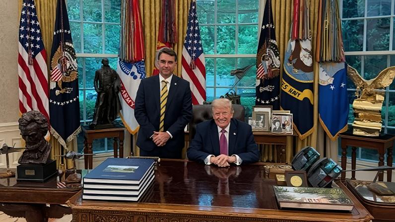 O senador Flávio Bolsonaro ao lado do presidente Donald Trump