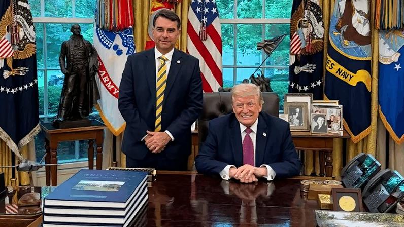 Deputados entregam à PGR relatos de encontros de Flávio com Trump e Rubio
