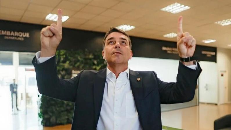Em menos de 100 dias, Flávio ultrapassou quem há décadas está obcecado pela Presidência da República, diz o articulista; na imagem, o senador Flávio Bolsonaro (PL)