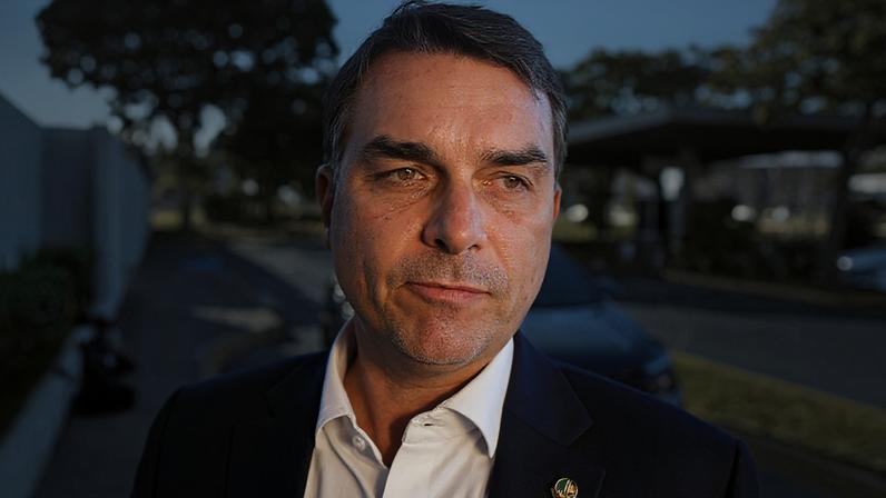 Senador Flávio Bolsonaro, pré-candidato à presidência da república, no embarque executivo do aeroporto de Brasília.