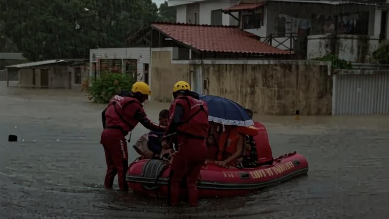Fortes chuvas no Recife provocam transtornos e levam pessoas a precisar de socorro das autoridades