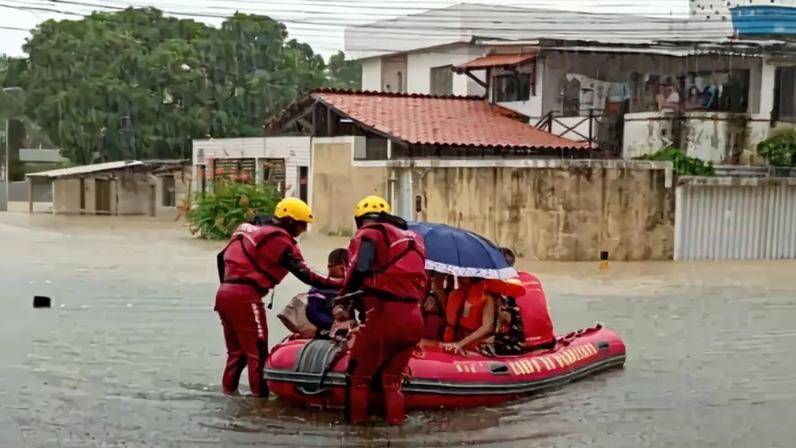 Fortes chuvas no Recife provocam transtornos e levam pessoas a precisar de socorro das autoridades