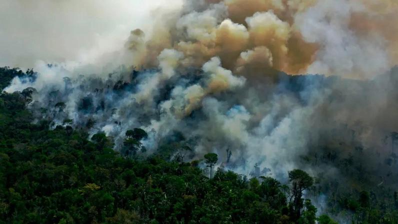 Focos de incêndio na região de Novo Progresso (PA), em 2020. O Atlas de Clima e Corrupção mostra como práticas ilegais como queimadas, desmatamento e a exploração de madeira estão vinculadas a práticas de corrupção, impactando negativamente o meio ambiente e o clima. Foto: Carl de Souza/AFP