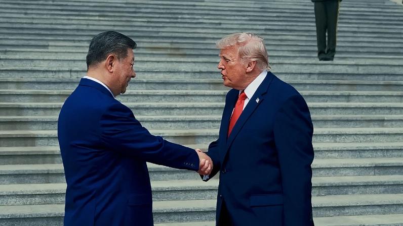 Na imagem, Xi Jiping (à esq.) apertando a mão de Trump (à dir.) em encontro em Pequim, capital da China