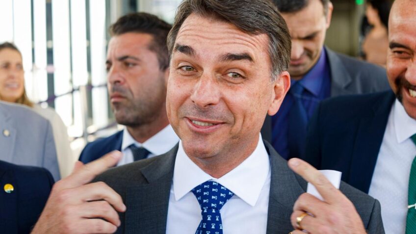 Na imagem, o deputado federal Flávio Bolsonaro (PL-RJ) em declarações a jornalistas no Congresso Nacional
