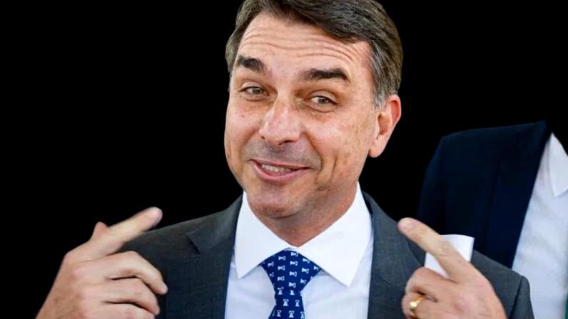 Na imagem, o deputado federal Flávio Bolsonaro (PL-RJ) em declarações a jornalistas no Congresso Nacional