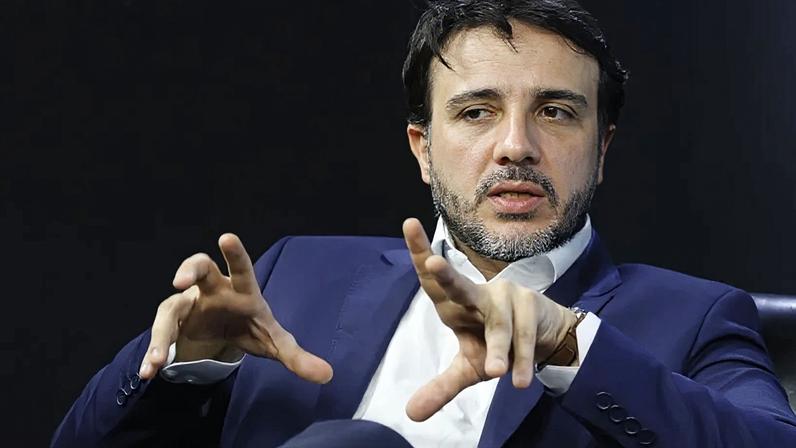 Na imagem, o pré-candidato Renan Santos (Missão-SP) em entrevista ao Poder360