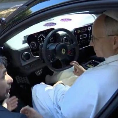 Papa Leão 14 conhece a 1ª Ferrari elétrica avaliada em US$ 640 mil