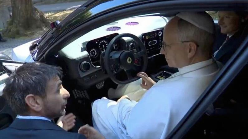 Papa Leão 14 conhece a 1ª Ferrari elétrica avaliada em US$ 640 mil