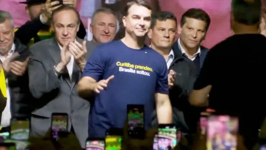 Na imagem, o senador e pré-candidato à Presidência Flávio Bolsonaro (PL-RJ) em evento do lançamento da pré-candidatura de aliados do PL, em Curitiba