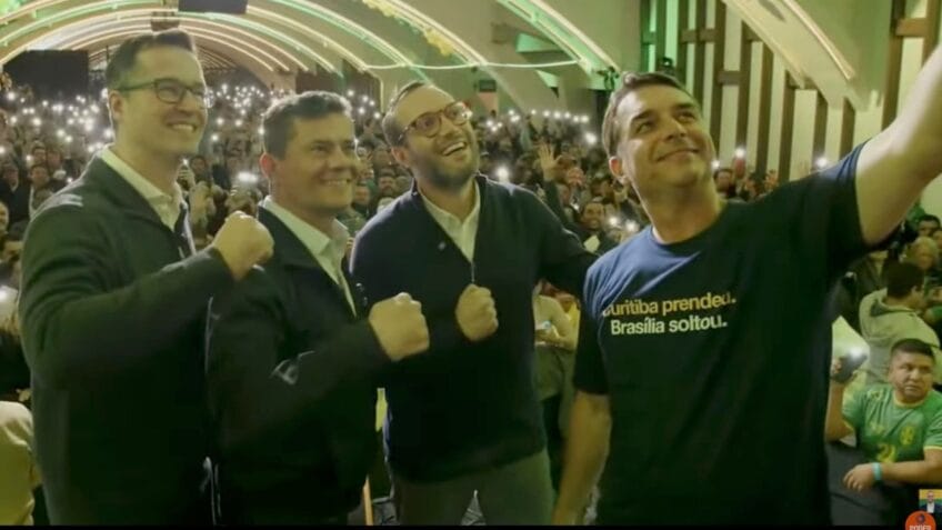 Na imagem, Deltan Dallagnol (à esq.), Sergio Moro e Filipi Barros (ao centro), e Flávio Bolsonaro (à dir.)