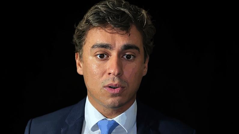 Na imagem, o deputado federal Nikolas Ferreira (PL-MG) em discurso à jornalistas após votação da escala 6 X 1 no Congresso