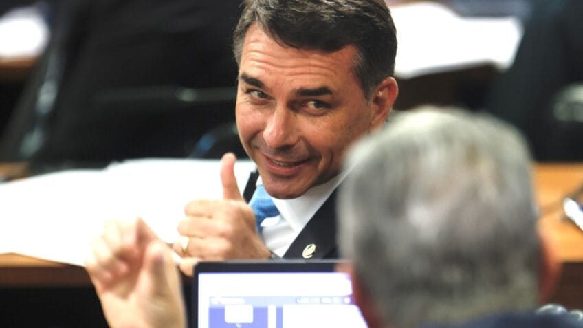 Moraes suspende Lei da Dosimetria, afirma Flávio