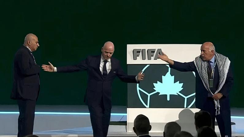 Na imagem, Basim Sheikh Suliman, vice-presidente da Federação de Israel, (à esq.), Gianni Infantino, presidente da Fifa, (ao centro) e Jibril Rajoub, presidente da Federação Palestina de Futebol, (à dir.)